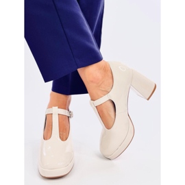 Beige lackierte Plateaupumps 1