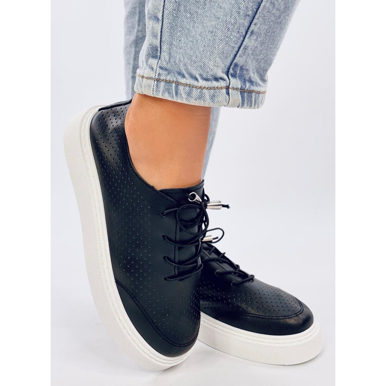 Durchbrochene Sneakers aus Öko-Leder, schwarz 2