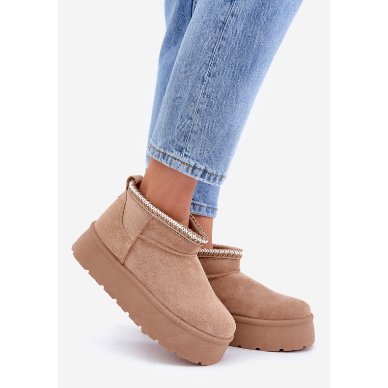 Beigefarbene Schneestiefel auf Plateausohle mit dekorativer Stickerei 1