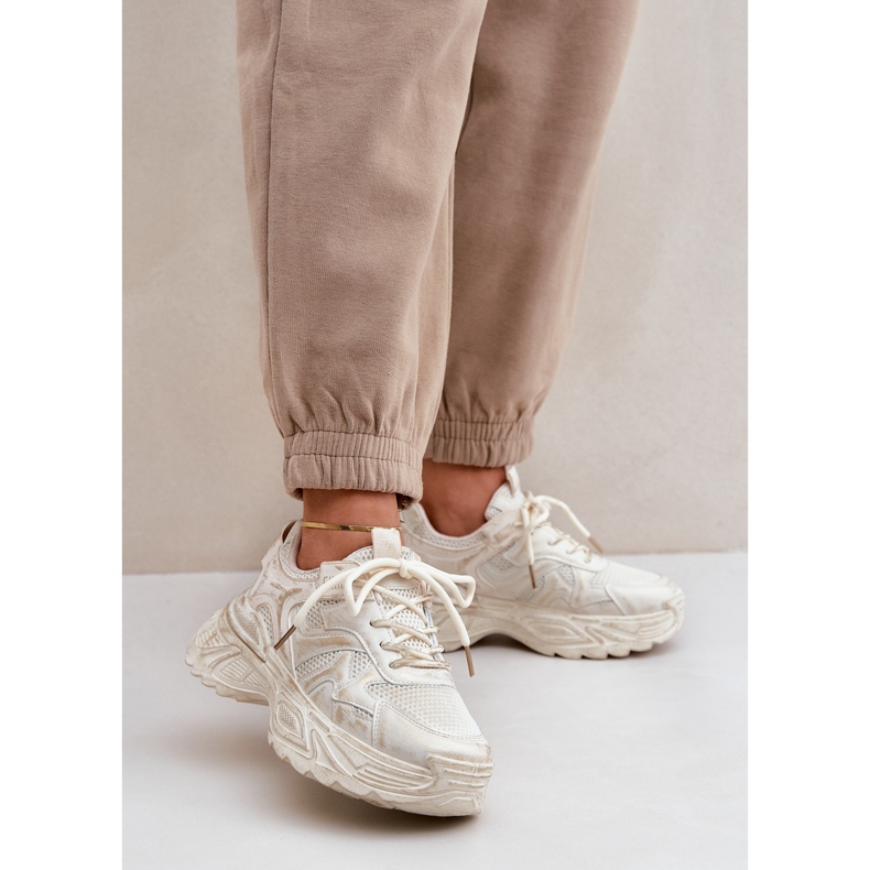 Beige Damen-Sneaker mit Gebrauchsspuren auf der Plattform 2