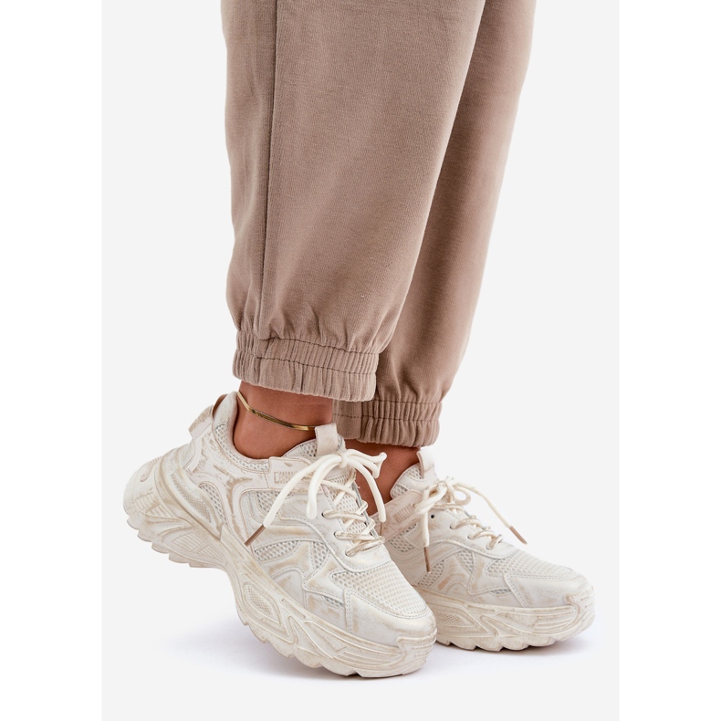 Beige Damen-Sneaker mit Gebrauchsspuren auf der Plattform 1
