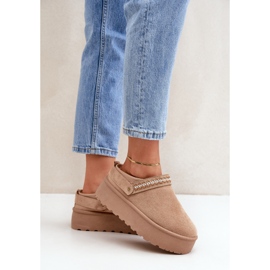 Beigefarbene Schneestiefel mit dekorativer Stickerei 2