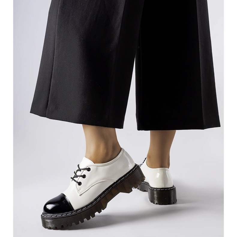 Weiße und schwarze Lackschuhe 1