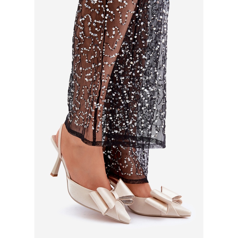 High Heels aus goldenem Stoff mit Schleife 1