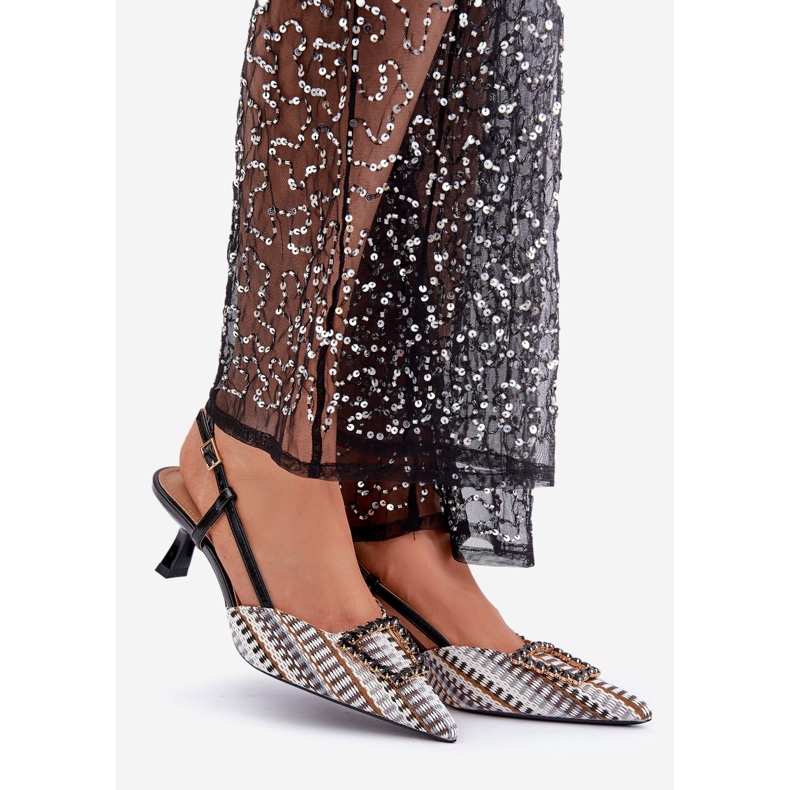 Schwarze High Heels mit Verzierung und offenem Absatz 1