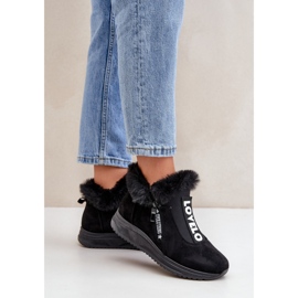 Isolierte schwarze Sportschuhe für Damen 1