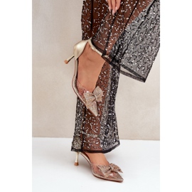 Damen-High-Heels, verziert mit einer eindrucksvollen goldenen Schleife 1