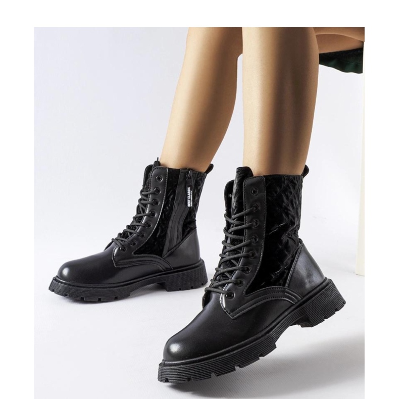 Schwarze Stiefel, verziert mit Jalbert-Solea-Steppung 1