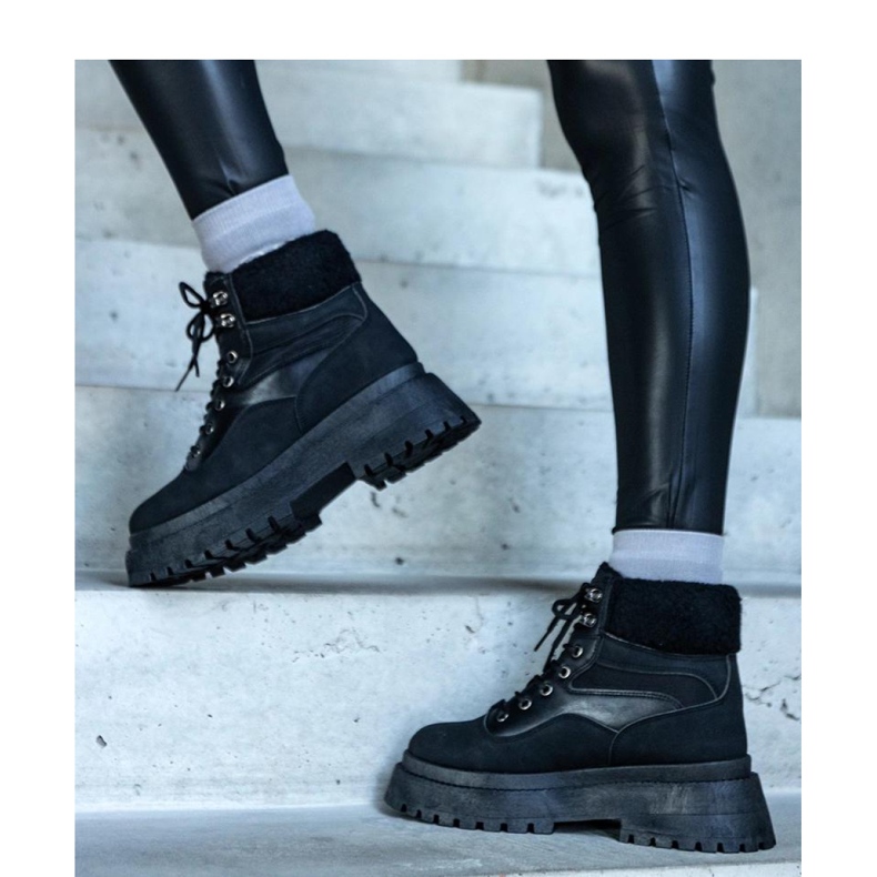 Schwarze Sneakers mit dicker Sohle und Fell von Best - Solea 1