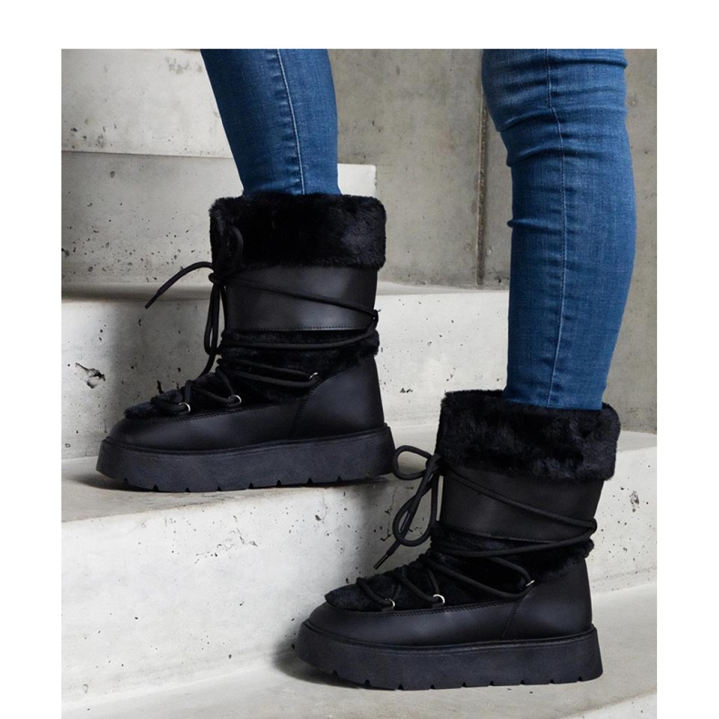 Schwarze, isolierte Schnür-Schneestiefel mit Fellverzierung 1