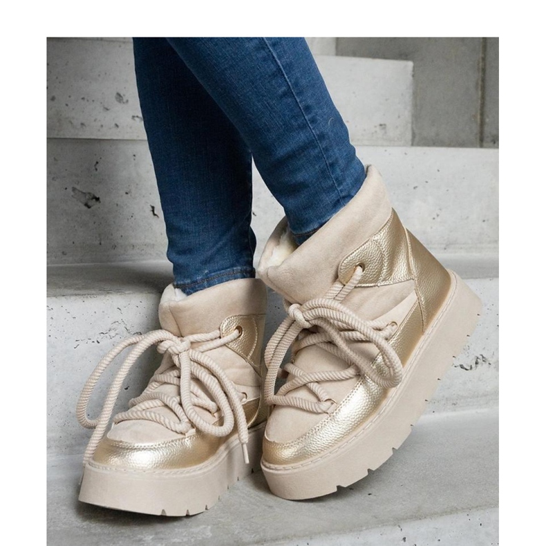 Beige Plateau-Schneestiefel mit Sapphi-Solea-Fell isoliert 1