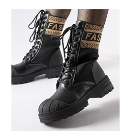 Schwarze Sock-Boots mit brauner Daria-Solea-Aufschrift 1