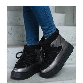 Schwarze Plateau-Schneestiefel mit Sapphi-Solea-Fell isoliert 1