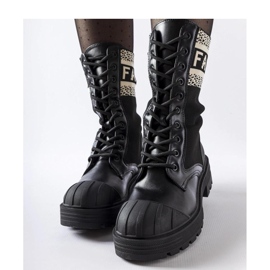 Schwarze Sock-Boots mit weißer Daria-Solea-Aufschrift 1