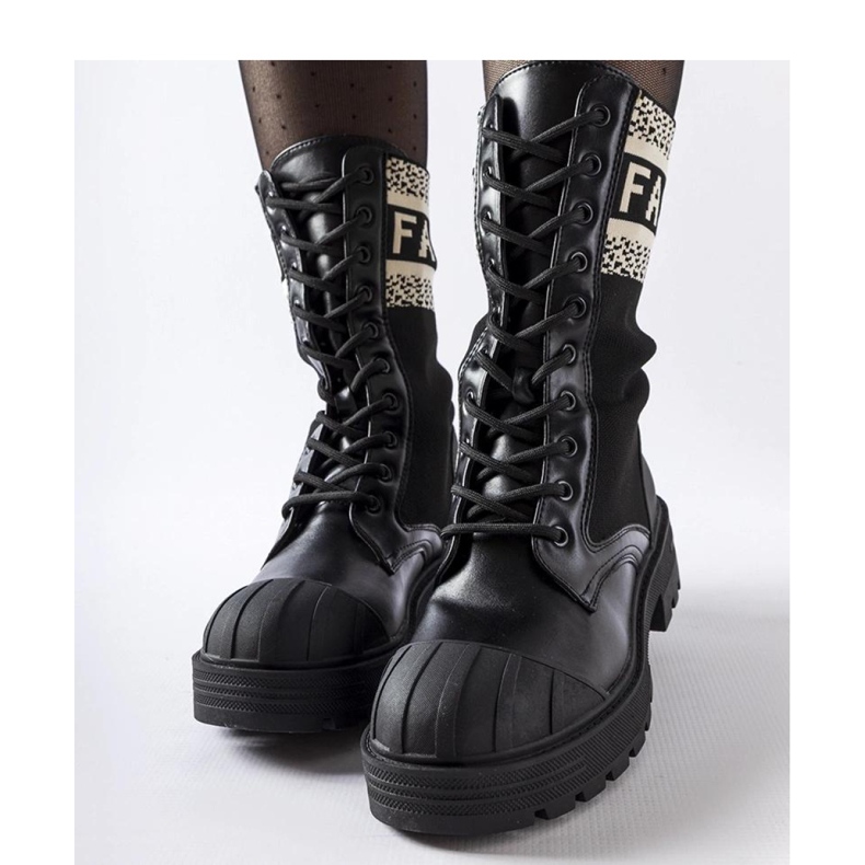 Schwarze Sock-Boots mit weißer Daria-Solea-Aufschrift 1