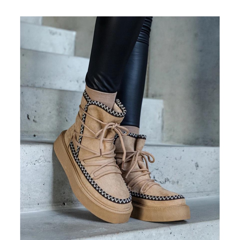 Beigefarbene Schnür-Schneestiefel auf Plateausohle, verziert mit Mckenzie-Solea-Stickerei 1
