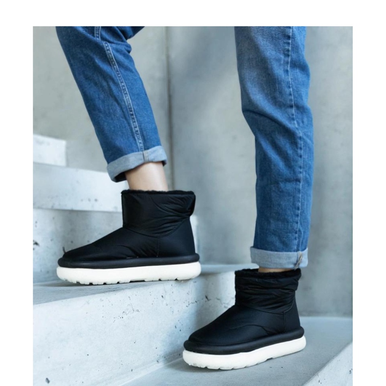 Schwarze warme Schneestiefel auf der Cores-Solea-Plattform 1