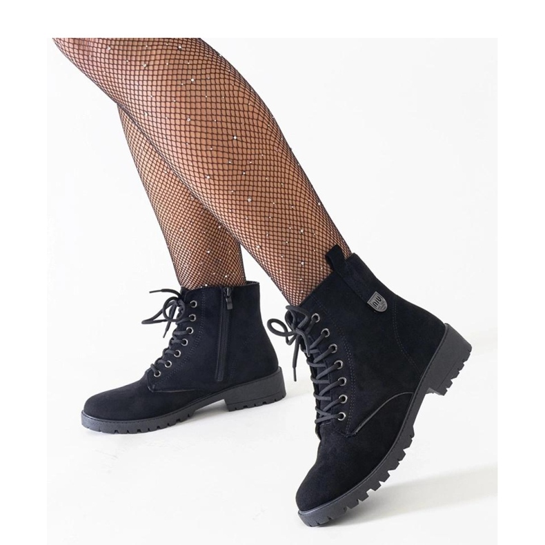 Schwarze Worker-Stiefeletten aus Öko-Wildleder auf der Madana-Solea-Plattform 1