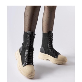 Schwarze Sock-Boots mit heller Sohle 1