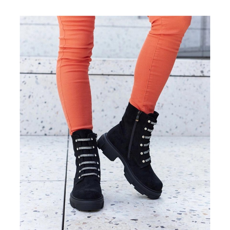 Schwarze, isolierte Stiefeletten aus Öko-Wildleder mit Strasssteinen 1