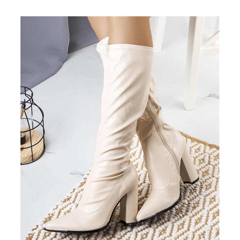 Beige Stiefel auf der Post 1