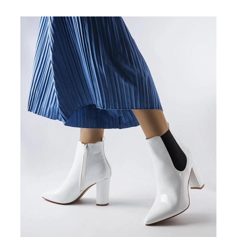 Weiße Lackstiefeletten mit Reißverschluss 1