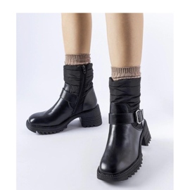 Schwarze warme Stiefel mit massiver Sohle 1