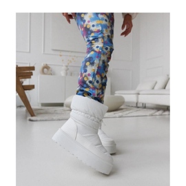 Weiße isolierte Schneestiefel auf der Polk-Solea-Plattform 1