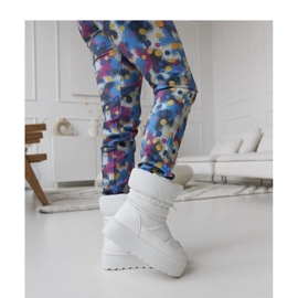 Weiße isolierte Schneestiefel auf der Polk-Solea-Plattform 2