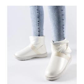 Beige glänzende kurze Schneestiefel von Delaune - Solea 1