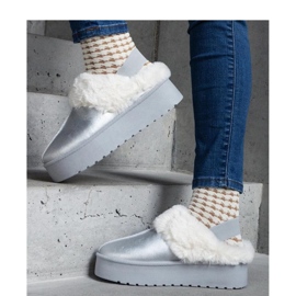 Silberne Plateaupantoffeln mit Fellverzierung und elastischem Band an der Ferse, Asza - Solea grau 1