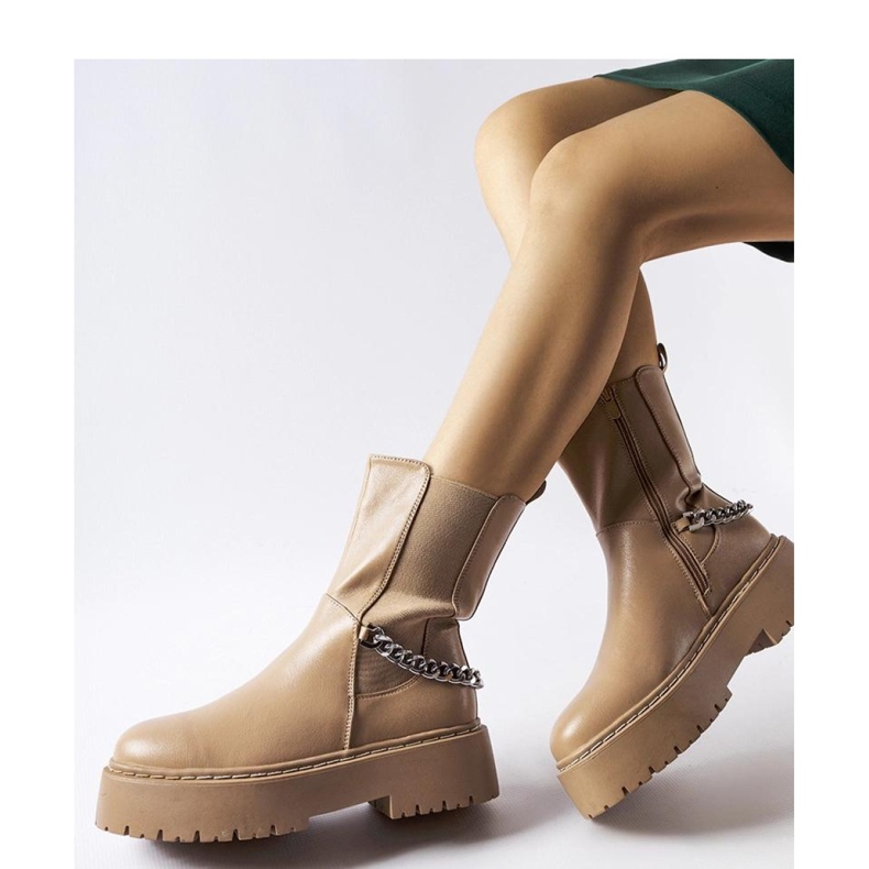 Beige Stiefeletten verziert mit einer Kette von Guglielmo - Solea 1