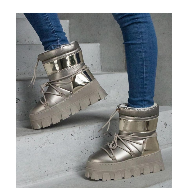 Goldene Plateau-Schneestiefel mit bemalten Losta-Solea-Einsätzen 1