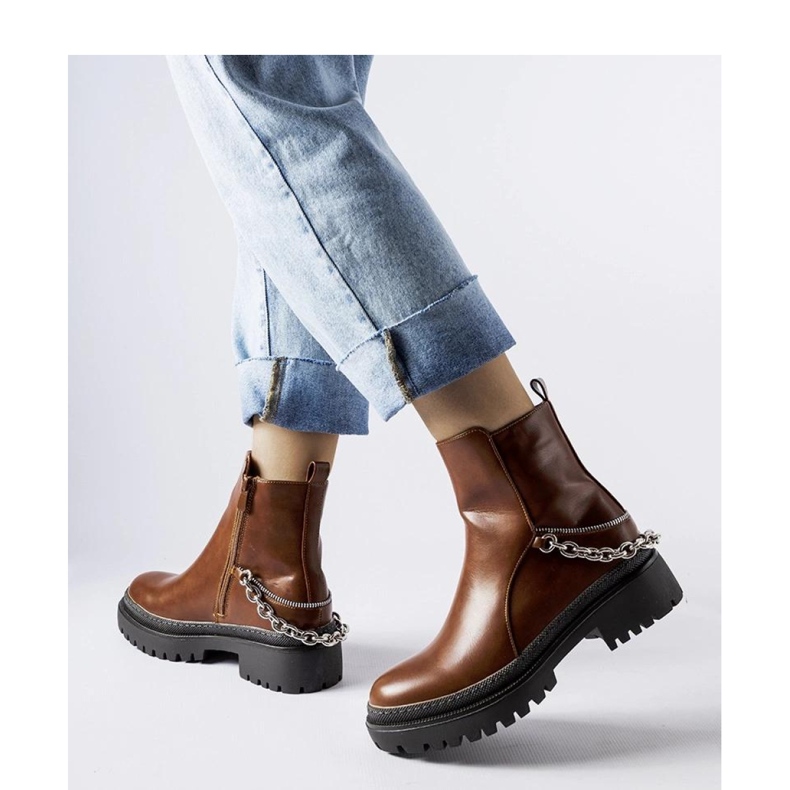 Braune Stiefeletten mit Muqaddim-Kette - Solea 1