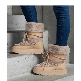 Beige isolierte Schneestiefel mit Fell verziert 1