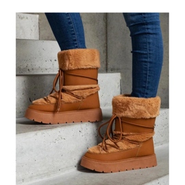 Braune, isolierte Schneestiefel mit Fellverzierung 1