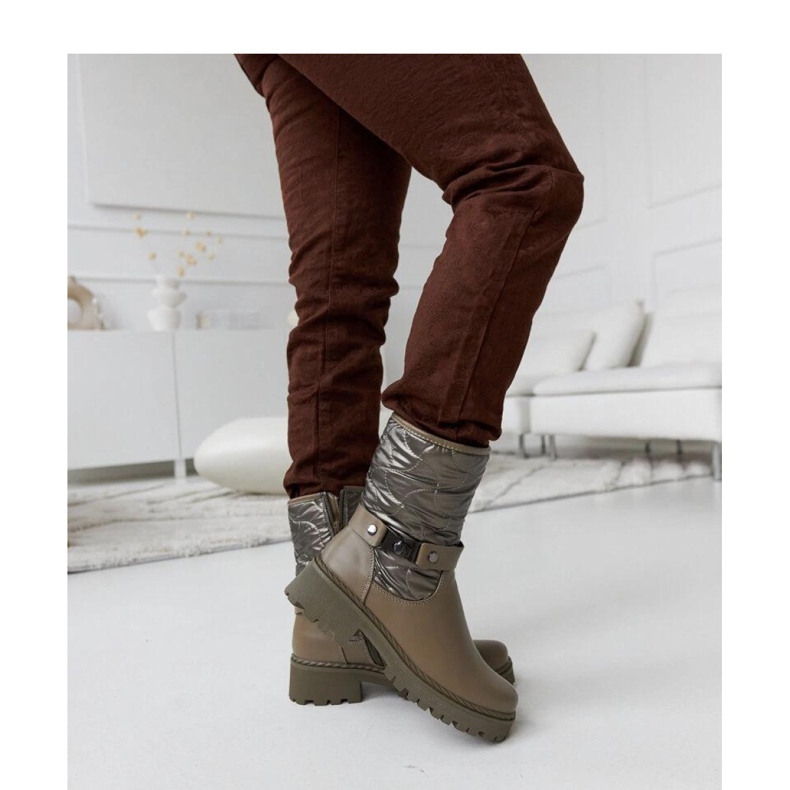 Grüne isolierte Stiefeletten mit dekorativem Riemen 1