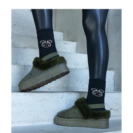 Grüne Plateaupantoffeln mit Fellverzierung und Gummizug an der Ferse 1