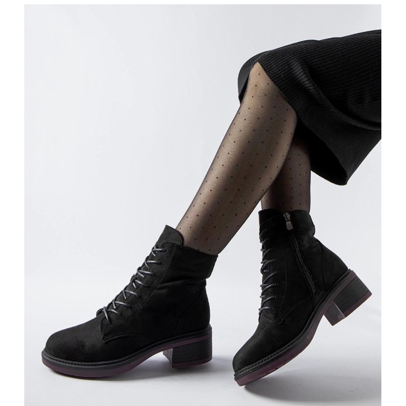 Schwarze klassische Stiefeletten mit lila Sohle 1