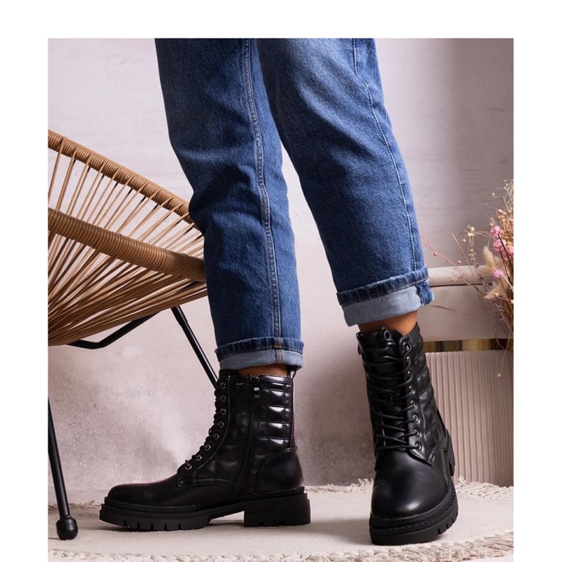 Schwarze gesteppte Turnschuhe 1