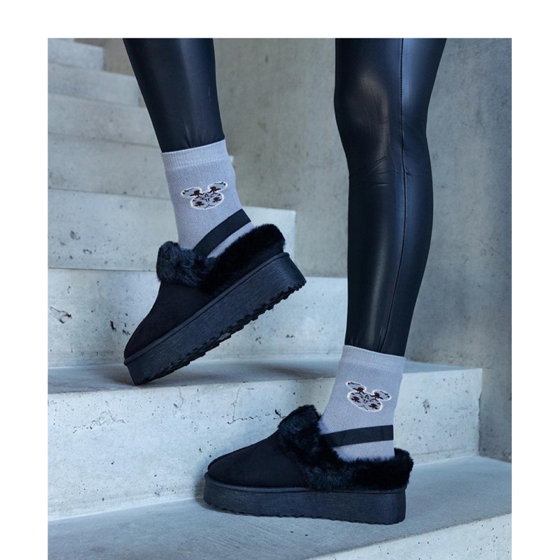 Schwarze Plateau-Slipper mit Fellverzierung und elastischem Band an der Ferse 1