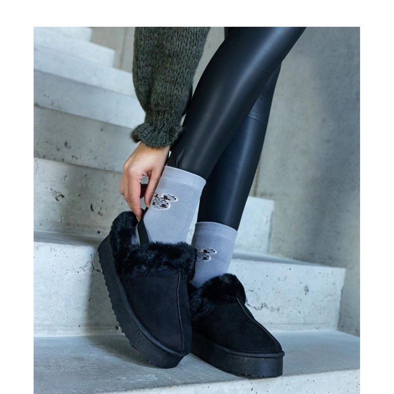 Schwarze Plateau-Slipper mit Fellverzierung und elastischem Band an der Ferse 2