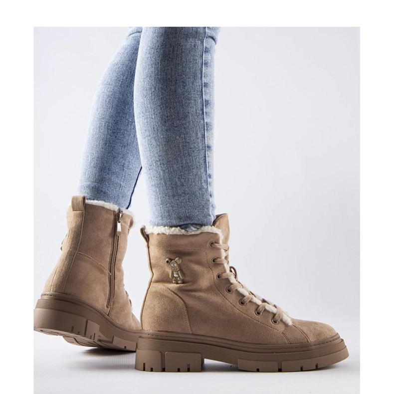 Beige isolierte Stiefeletten aus Öko-Wildleder 1