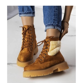 Braune isolierte Stiefel mit Fell 1