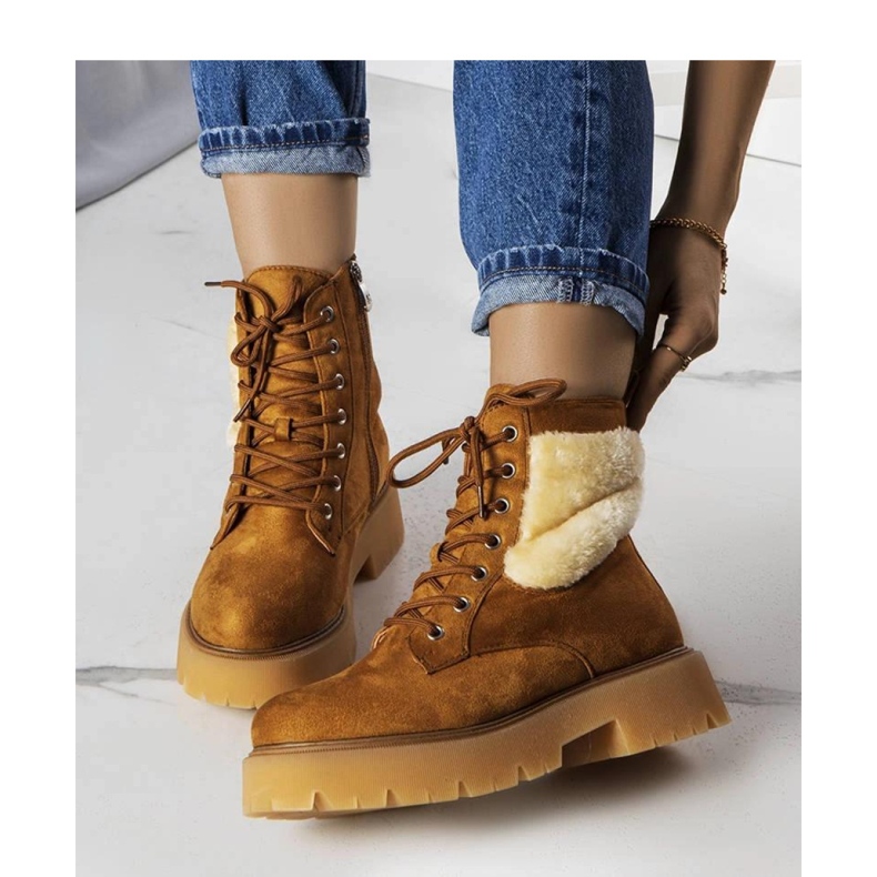 Braune isolierte Stiefel mit Fell 1