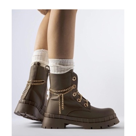 Braune Stiefel mit Kette 2