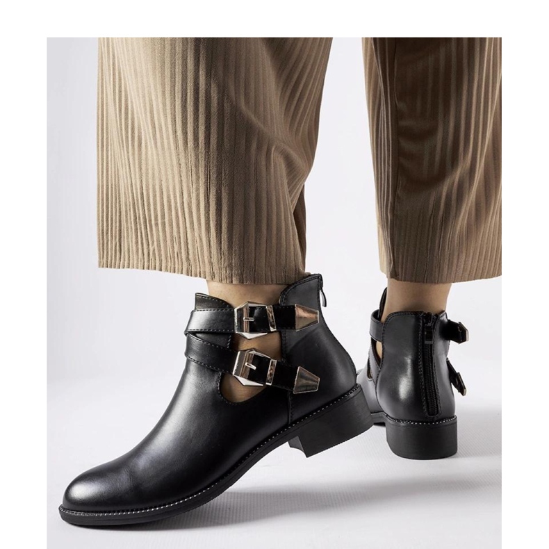 Schwarze Stiefeletten mit Cut-Outs und Schnallen 1