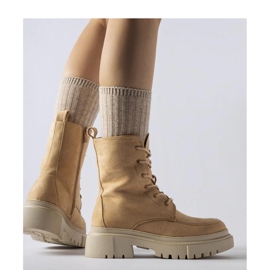 Braune Stiefel mit massiver Sohle schwarz 1