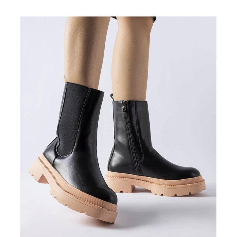 Schwarze Stiefeletten mit hellrosa Sohle 1