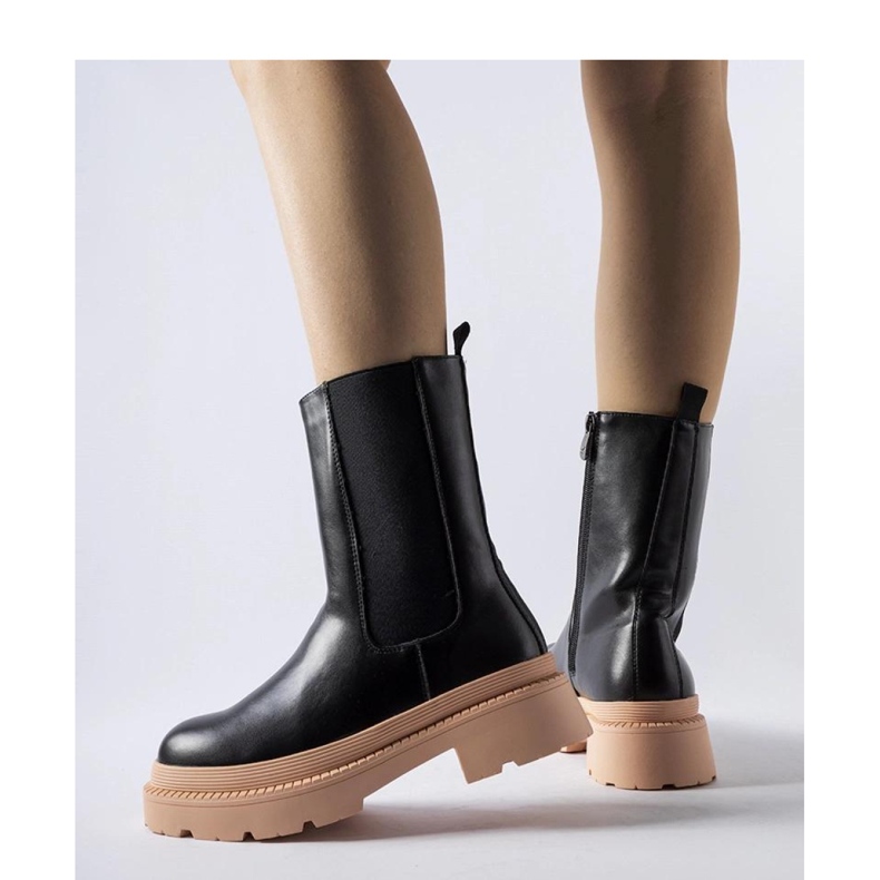 Schwarze Stiefeletten mit hellrosa Sohle 2